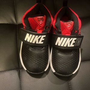 Nike Toddler Team Hustle D8 881943-004 Size 8c Red Black and White